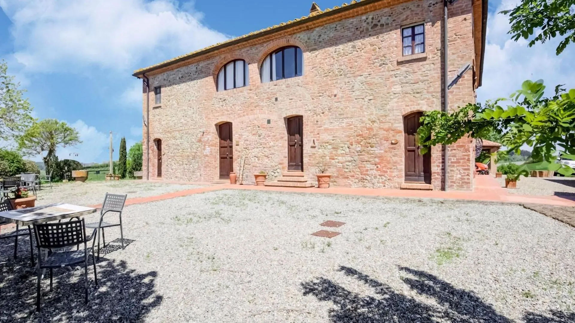 Flat With Swimming Pool And Air Conditioning contacts